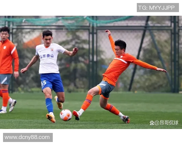 国内足球明星楚乔最新照片曝光引发球迷热议与关注